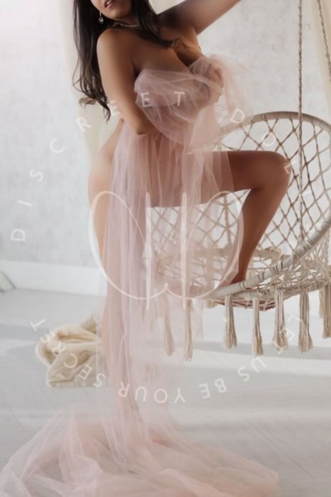 PARIS-ESCORT-BUSTY-NORTH YORK.jpg
